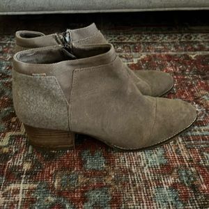 Tom’s boots size 9
